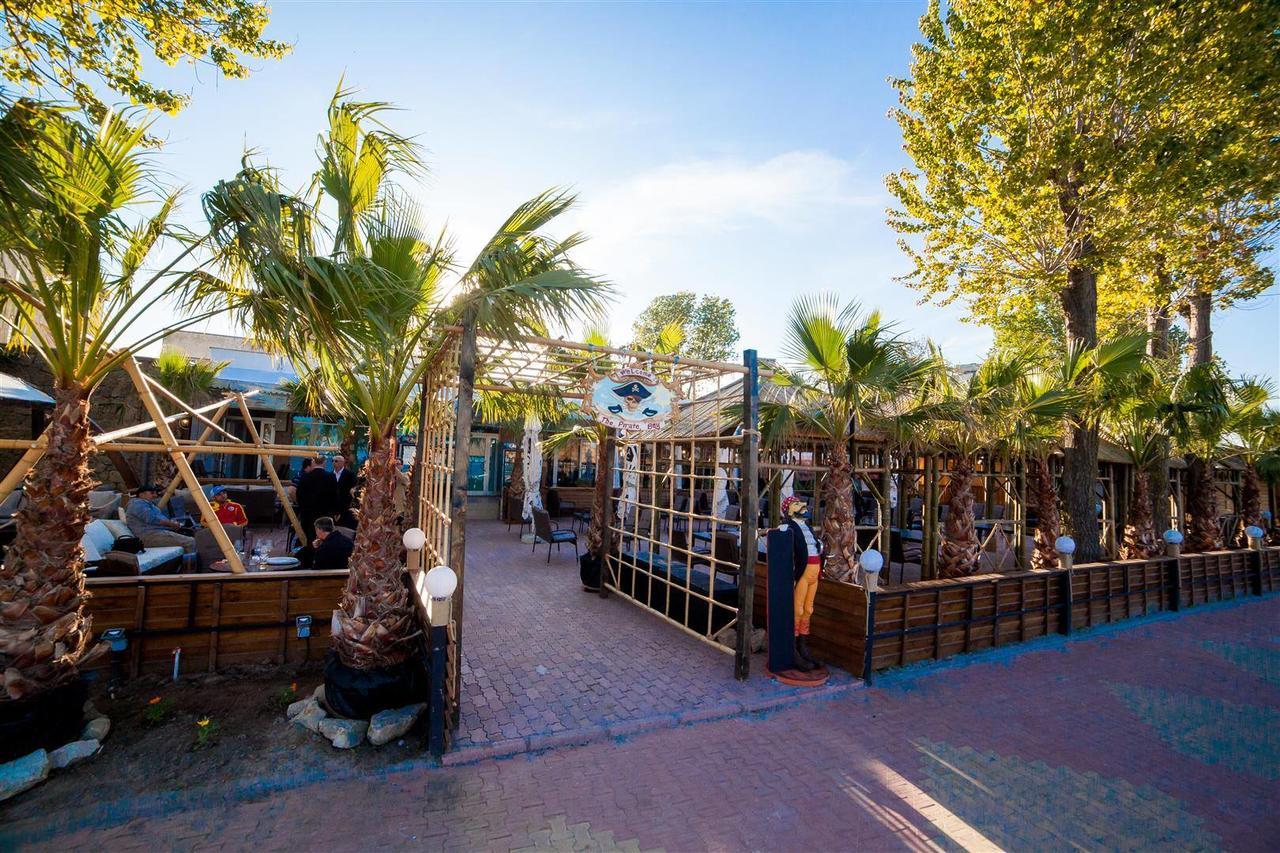 Pirates Resort Mamaia Buitenkant foto